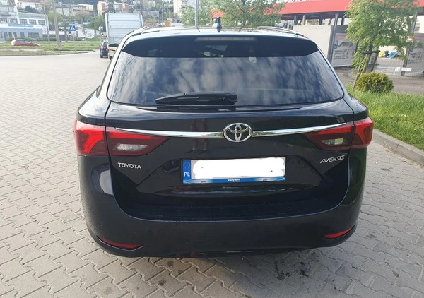 Toyota Avensis cena 69500 przebieg: 165200, rok produkcji 2016 z Gdynia małe 121